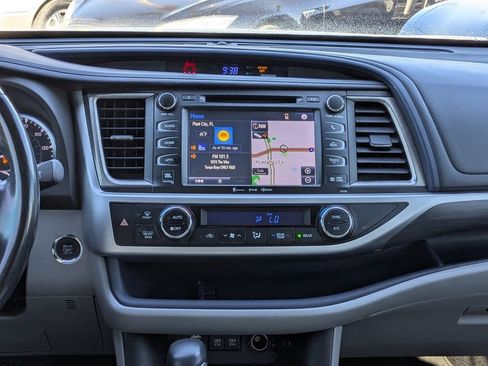 Used 2017 Toyota Highlander image 21