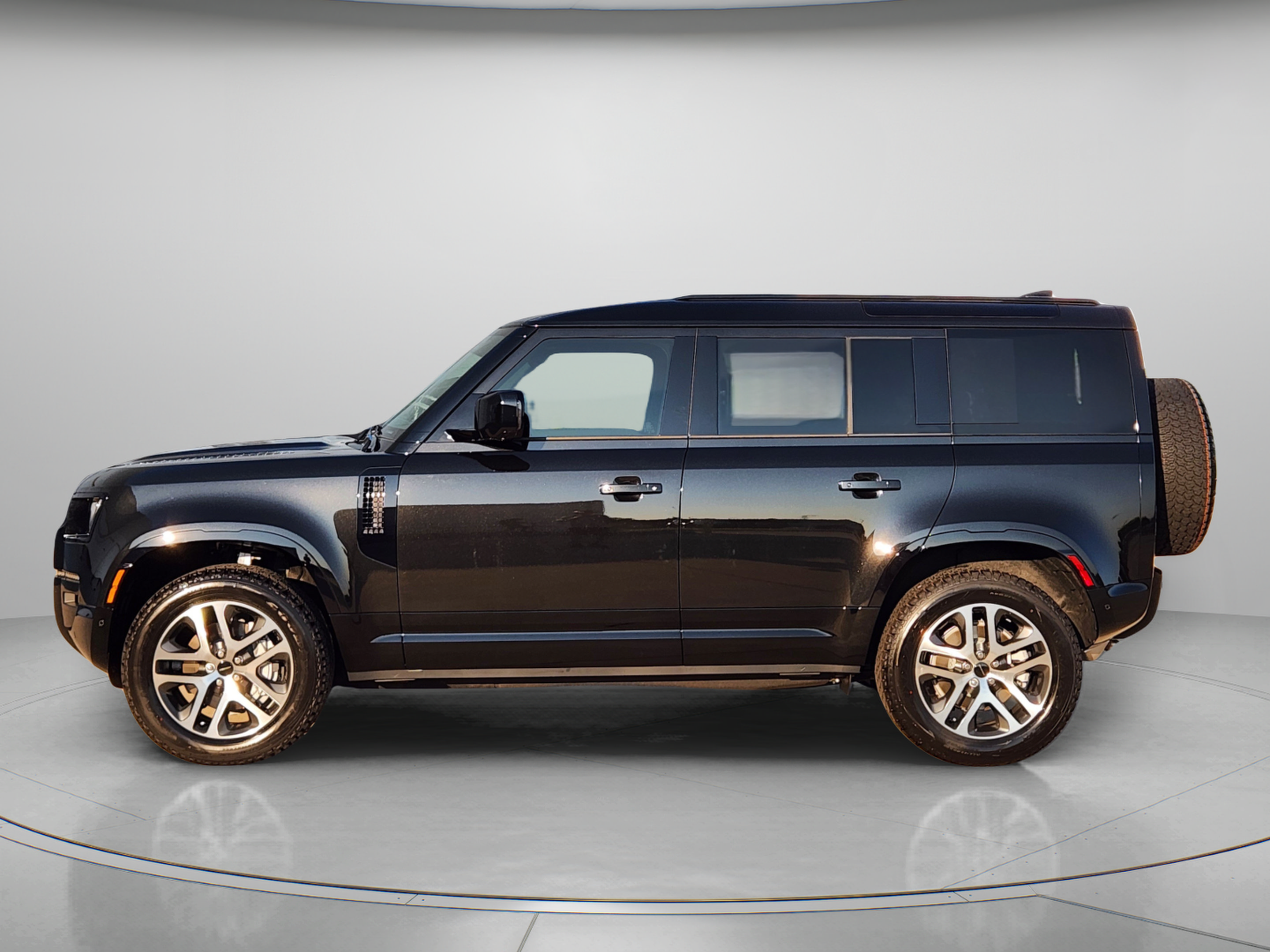 New 2026 Land Rover Defender 110 X-Dynamic SE AWD/4WD image 2