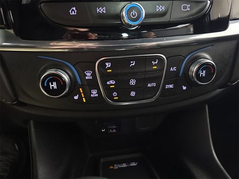 Used 2023 Chevrolet Traverse LT w/ LT Premium Package image 16