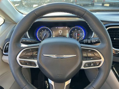 Used 2024 Chrysler Pacifica Touring-L FWD image 16