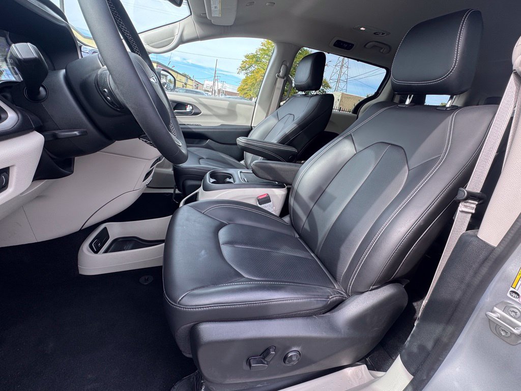 Used 2023 Chrysler Pacifica Touring-L FWD image 16