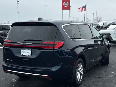 Used 2024 Chrysler Pacifica Touring-L image 3