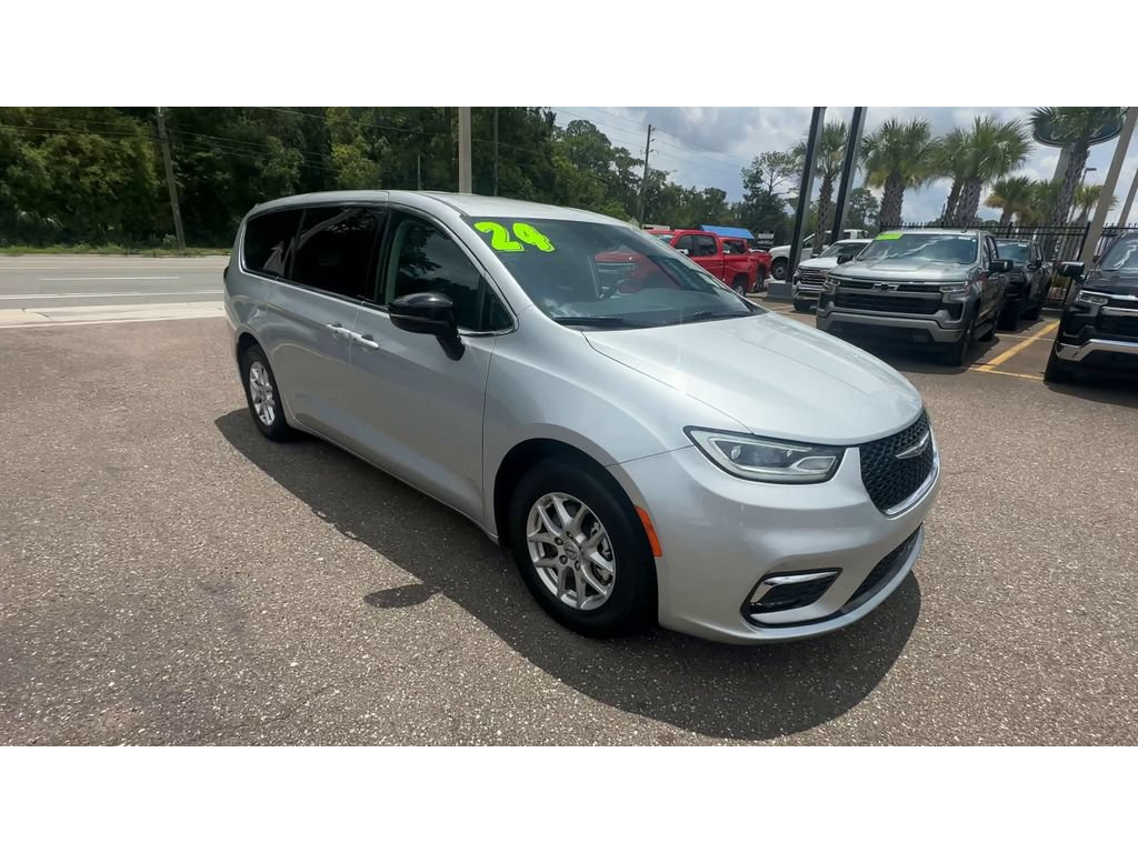 Used 2024 Chrysler Pacifica Touring-L FWD image 8