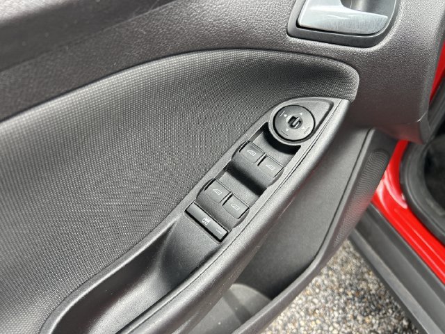 Used 2014 Ford Focus SE w/ SE Sport Package FWD image 19
