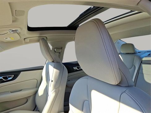 Used 2022 Volvo S60 B5 Momentum w/ Premium Package image 13