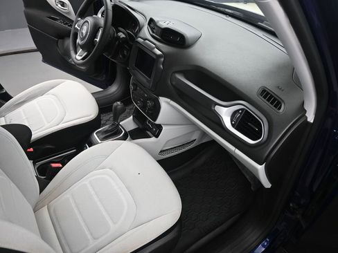 Used 2018 Jeep Renegade Latitude image 17