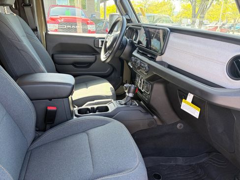 Used 2025 Jeep Wrangler Unlimited Sport AWD/4WD image 28