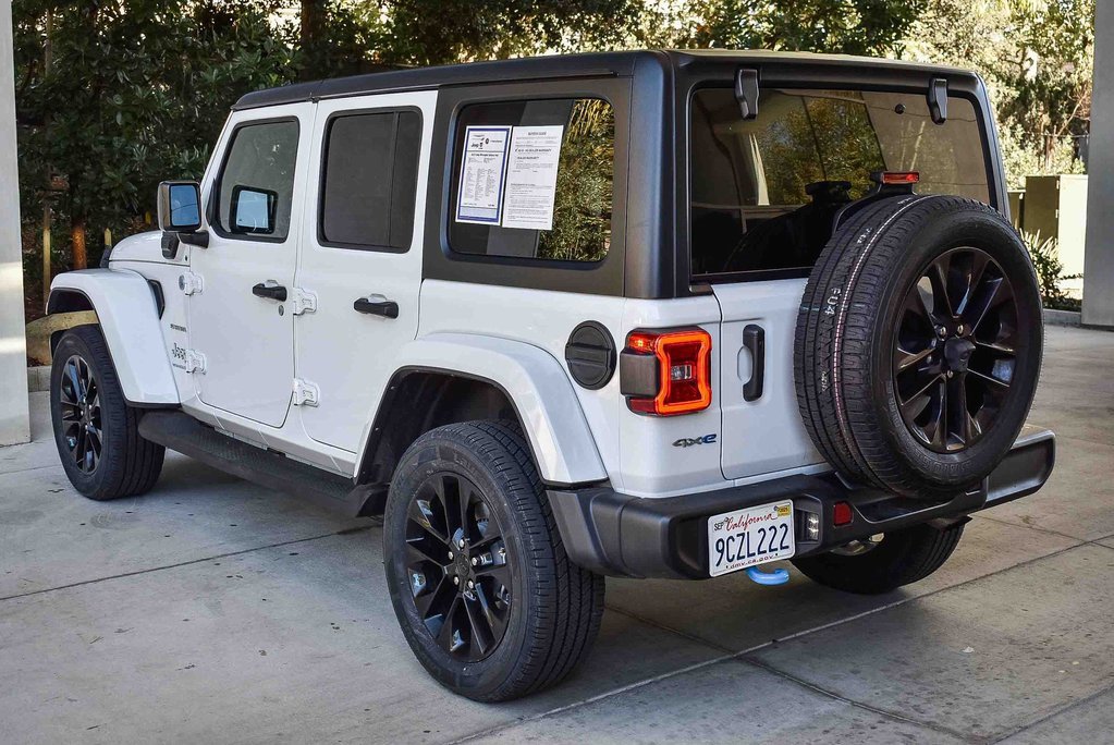 Used 2023 Jeep Wrangler Unlimited Sahara AWD/4WD image 4
