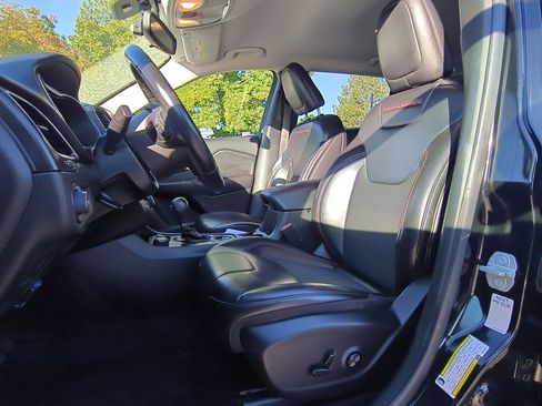 Used 2019 Jeep Cherokee Trailhawk image 27