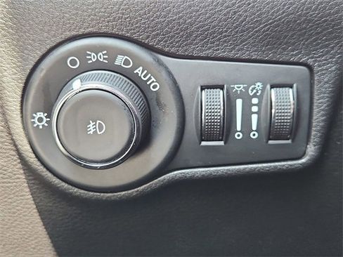 Used 2022 Jeep Compass Latitude w/ Sun and Sound Group image 17