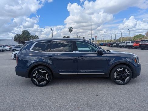 Used 2023 Kia Telluride EX image 3