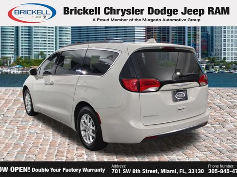 Used 2020 Chrysler Pacifica Touring w/ Advanced Safetytec Group FWD image 3