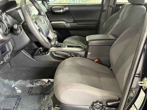 Used 2019 Toyota Tacoma TRD Sport image 18