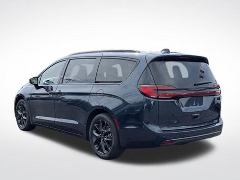 Used 2025 Chrysler Pacifica Limited FWD image 9
