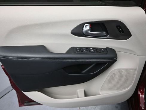 Used 2023 Chrysler Pacifica Touring-L AWD/4WD image 12