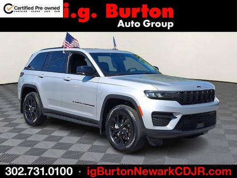 Used 2025 Jeep Grand Cherokee Altitude AWD/4WD image 1