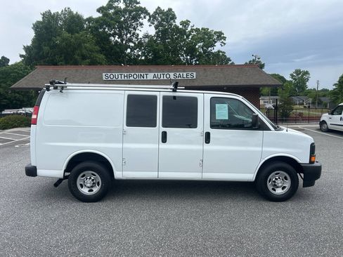 Used 2017 Chevrolet Express 2500 RWD image 2