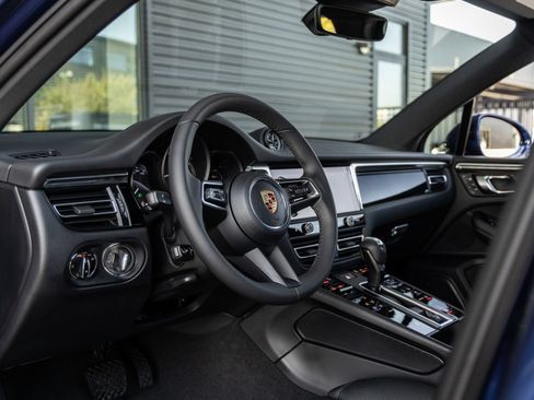 Certified 2026 Porsche Macan AWD/4WD image 4
