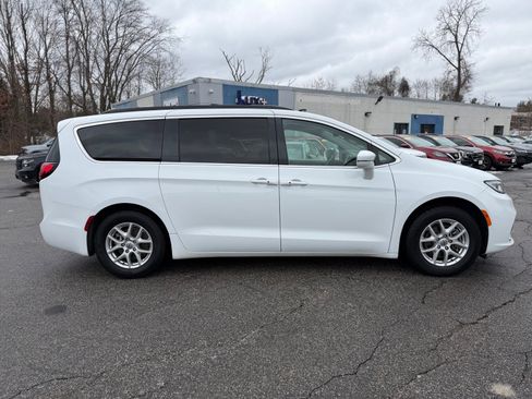 Used 2022 Chrysler Pacifica Touring-L image 2
