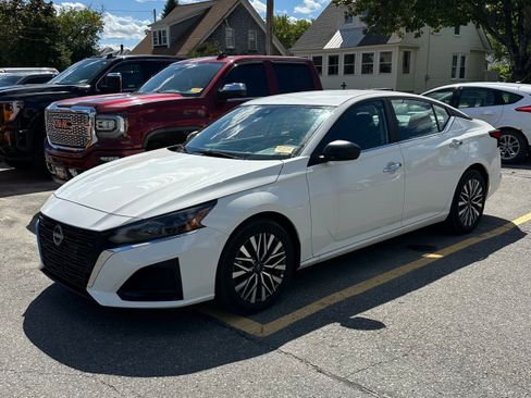 Used 2025 Nissan Altima 2.5 SV FWD image 2
