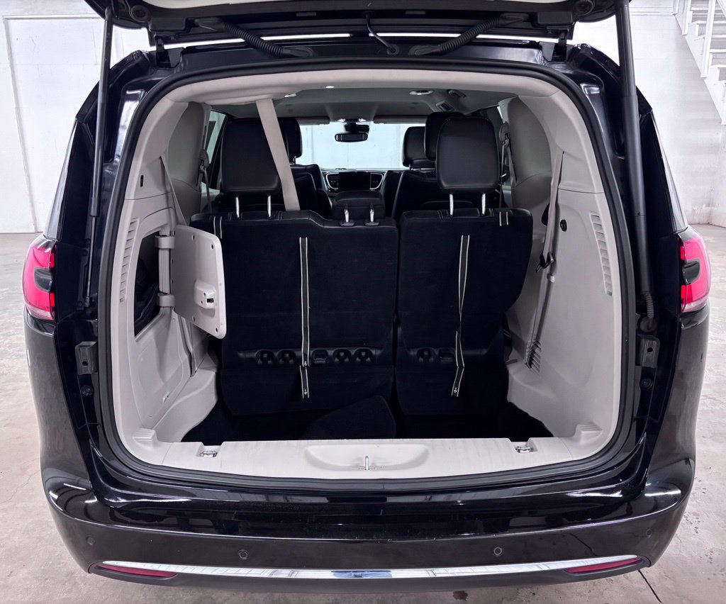 Used 2024 Chrysler Pacifica Limited FWD image 28