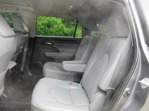 Used 2021 Toyota Highlander XLE FWD image 38