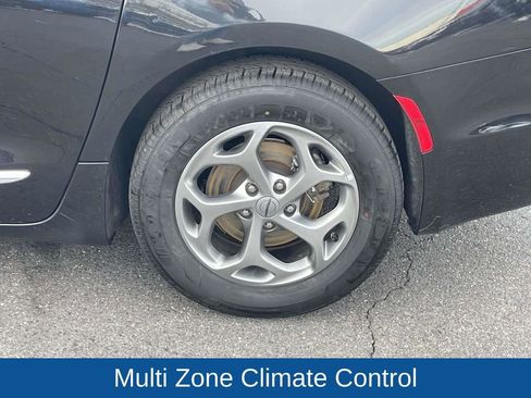 Certified 2023 Chrysler Pacifica Limited image 11