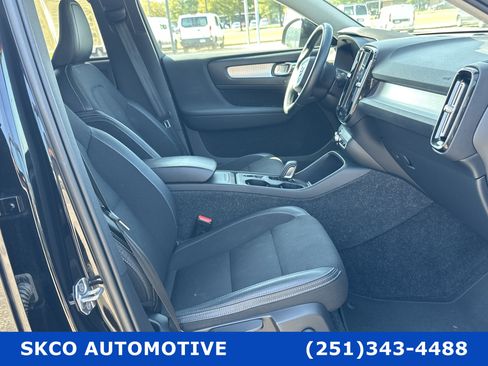 Used 2020 Volvo XC40 T5 Momentum image 12