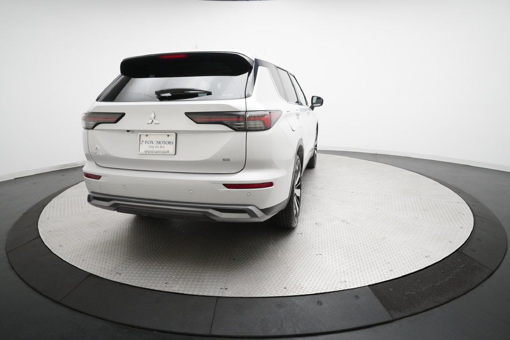 Used 2025 Mitsubishi Outlander AWD image 13