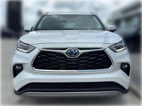 Used 2024 Toyota Highlander Platinum FWD image 2