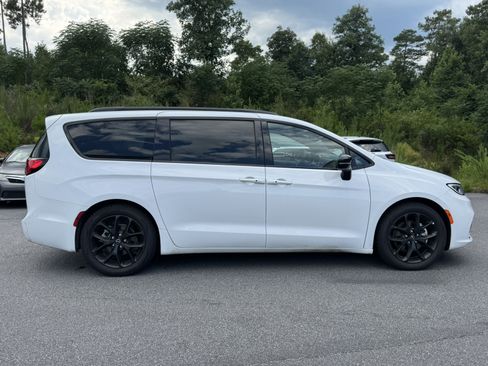 Used 2025 Chrysler Pacifica Limited FWD image 4