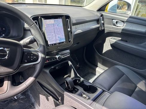 Used 2025 Volvo XC40 B5 Core image 18
