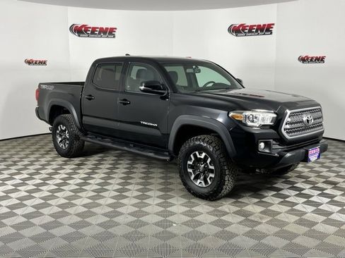 Used 2017 Toyota Tacoma TRD Off-Road image 2