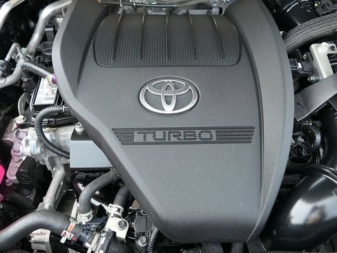 Used 2024 Toyota Highlander LE FWD image 25