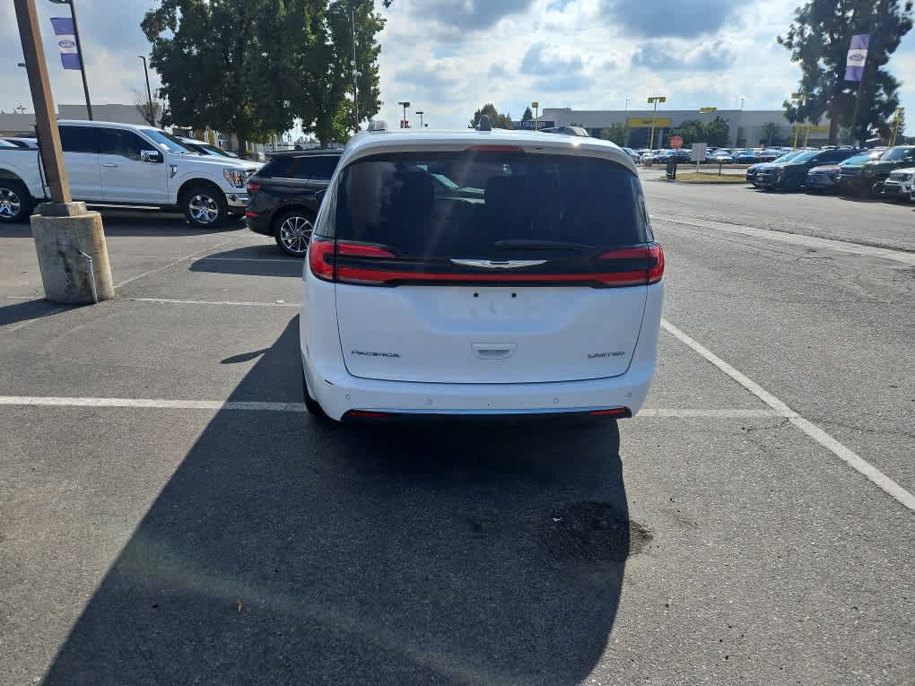 Used 2023 Chrysler Pacifica Limited FWD image 6