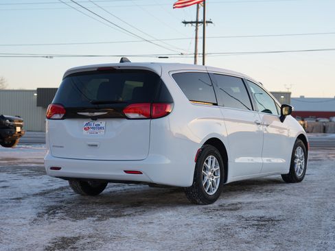Used 2023 Chrysler Voyager LX image 4
