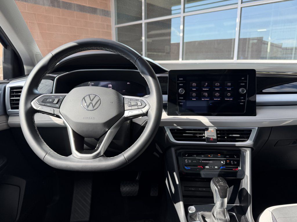 Used 2025 Volkswagen Taos SE FWD image 16