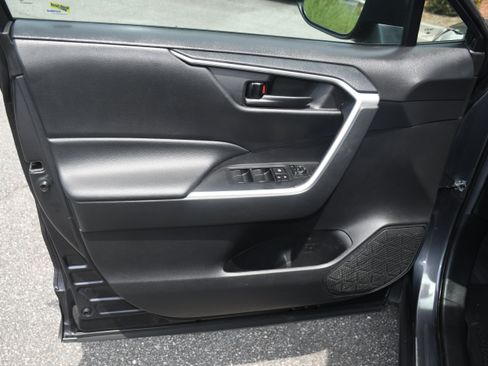 Used 2021 Toyota RAV4 LE AWD/4WD image 9