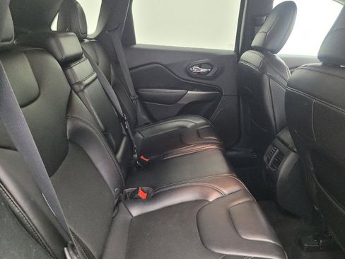 Used 2019 Jeep Cherokee Latitude Plus w/ Cold Weather Group AWD/4WD image 19