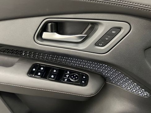 Used 2024 Nissan Ariya AWD image 16