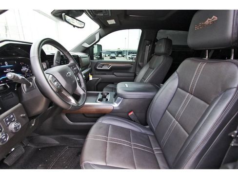 Used 2024 Chevrolet Silverado 2500 High Country w/ High Country Premium Package AWD/4WD image 6