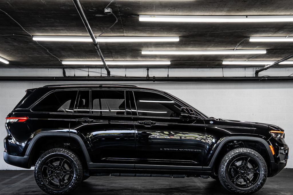 Used 2023 Jeep Grand Cherokee Trailhawk w/ Luxury Tech Group III AWD/4WD image 6