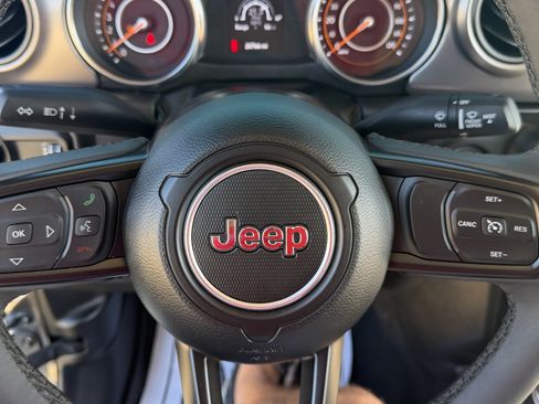Used 2023 Jeep Gladiator Sport AWD/4WD image 17