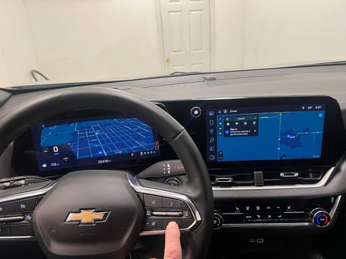 Used 2025 Chevrolet Equinox LT image 46