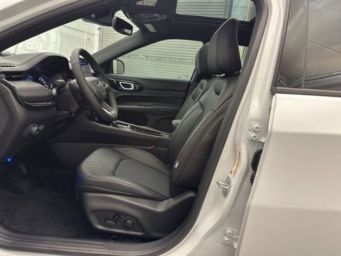 New 2025 Jeep Compass Latitude w/ Sun & Sound Group image 15