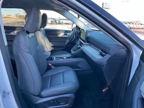 Used 2025 Ford Explorer Active w/ Active Comfort Package image 24
