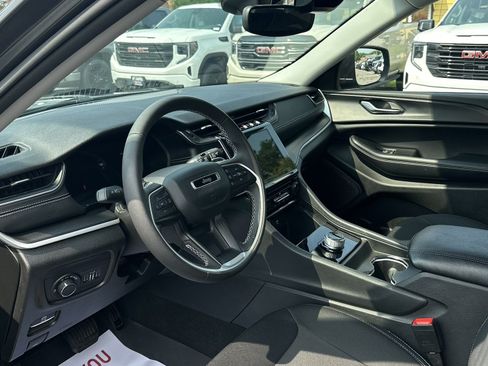 Used 2023 Jeep Grand Cherokee Laredo AWD/4WD image 3