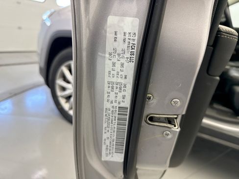 Used 2018 Jeep Cherokee Limited AWD/4WD image 11