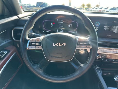 Used 2023 Kia Telluride EX w/ EX Captain's Chair Package image 14