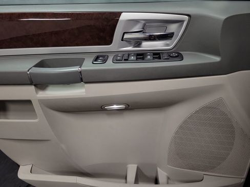 Used 2010 Chrysler Town & Country Touring image 19